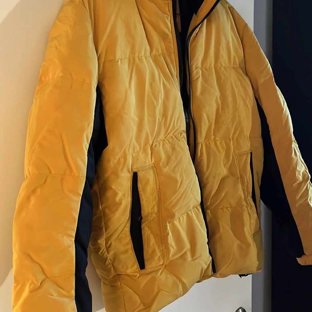 Hugo Boss winter jacket - Picture 4 of 5